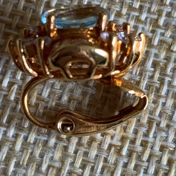 High quality vintage aquamarine and crystal clip on earrings. - Picture 6 of 9